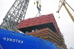 На атомный ледокол «Чукотка» установлен 300-тонный блок жилой надстройки На атомный ледокол «Чукотка» установлен 300-тонный блок жилой надстройки